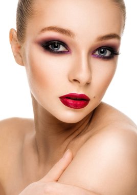 Güzel kadının omzuna dokunuyor. Güzellik Portresi. Parlak c