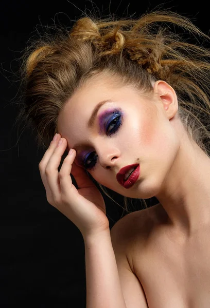 Menina com maquiagem brilhante e penteado colorido . — Fotografia de Stock