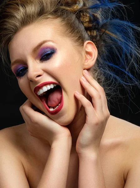 Menina com maquiagem brilhante e penteado colorido com expressivo — Fotografia de Stock