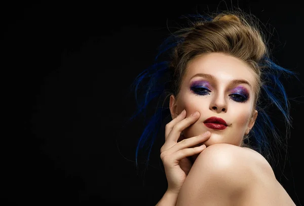 Жінка з яскравим макіяжем і барвистою зачіскою з експресом — стокове фото