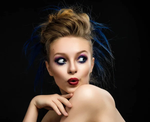 Mulher com maquiagem brilhante e penteado colorido com expressiv — Fotografia de Stock