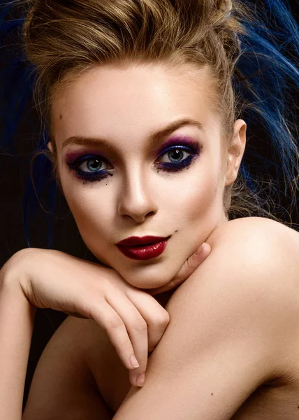 Nő fényes make-up és színes frizura — Stock Fotó