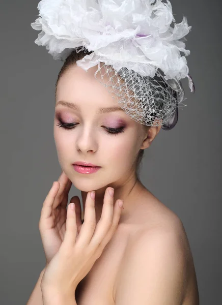 Menina bonita em um chapéu de casamento . — Fotografia de Stock