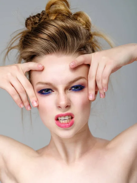 Mujeres jóvenes y expresivas. Chica con maquillaje y peinado con exp —  Fotos de Stock