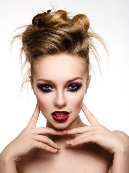 Vrouw met lichte make-up en kleurrijke kapsel met expressiv — Stockfoto