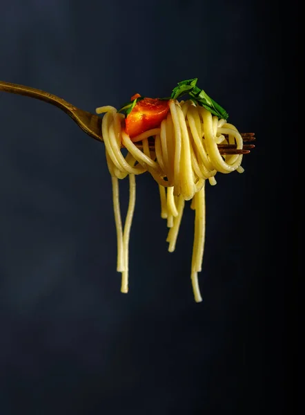 Спагетти на вилке. — стоковое фото