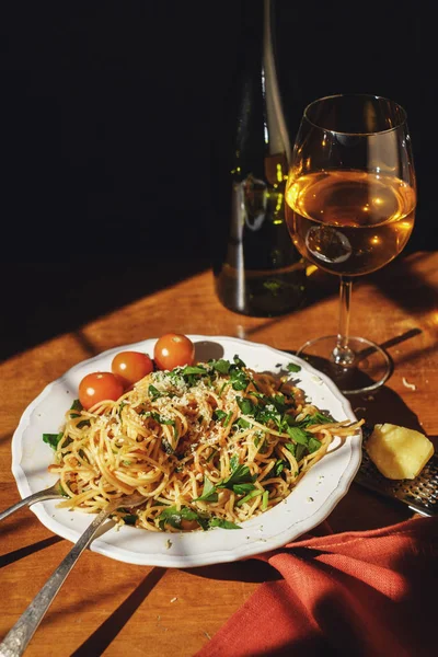 Spaghetti with cherry tomartoes served on a wooden table. — Stock Photo, Image