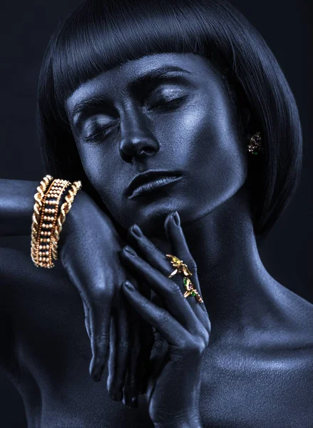 Retrato de moda de una chica de piel oscura con joyas. Beau Negro — Foto de Stock