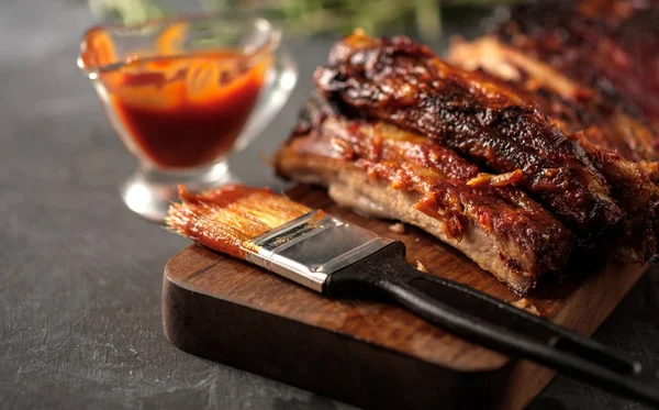 Heerlijke gebarbecued ribben gekruid met een pittige saus van basting — Stockfoto