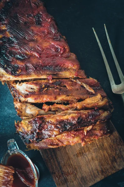 Heerlijke gebarbecued ribben gekruid met een pittige saus van basting — Stockfoto