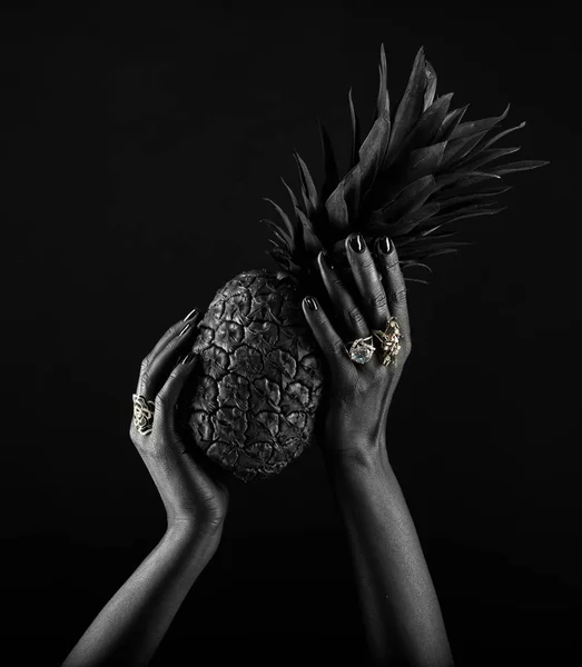 Mano de piel oscura con joyas sobre fondo negro. Las manos quietas — Foto de Stock