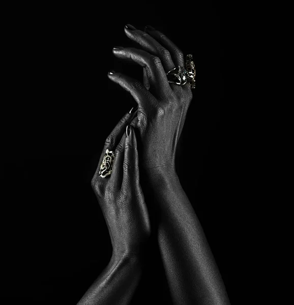 Mano de piel oscura con joyas sobre fondo negro —  Fotos de Stock