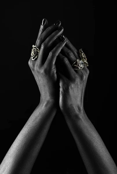 Mano de piel oscura con joyas sobre fondo negro — Foto de Stock