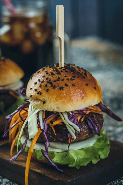 Домашний гамбургер со свежими овощами — стоковое фото