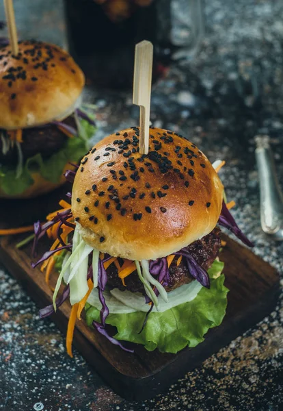 Domácí hamburger s čerstvou zeleninou — Stock fotografie