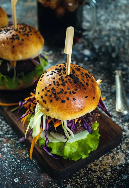 Házi hamburger friss zöldségekkel — Stock Fotó