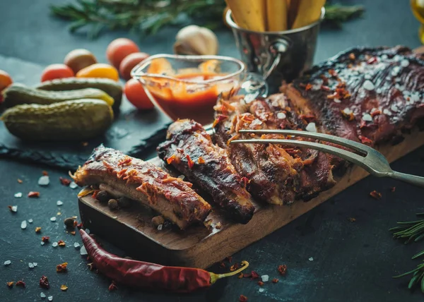 Heerlijke gebarbecued ribben gekruid met een pittige saus van basting Rechtenvrije Stockfoto's