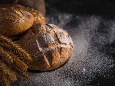 Arka planda farklı ekmek türleri.