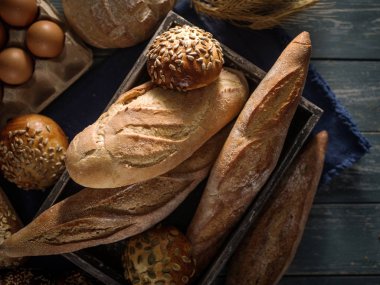 Arka planda farklı ekmek türleri.