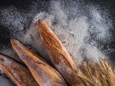 Karanlık bir tablo taze baget.