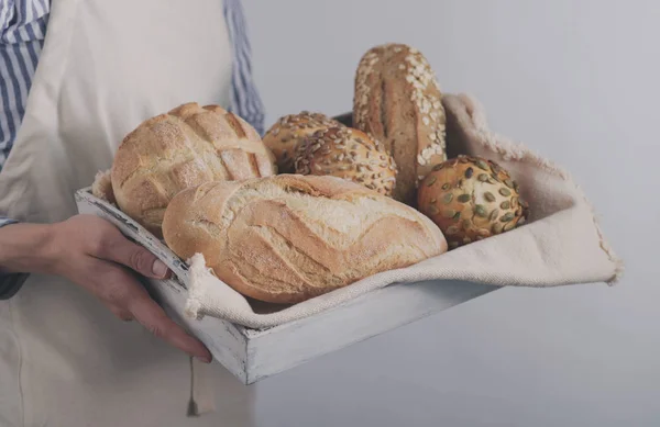 Las manos de Baker sostienen pan fresco — Foto de Stock