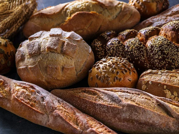 Diferentes tipos de pan en el fondo. — Foto de Stock