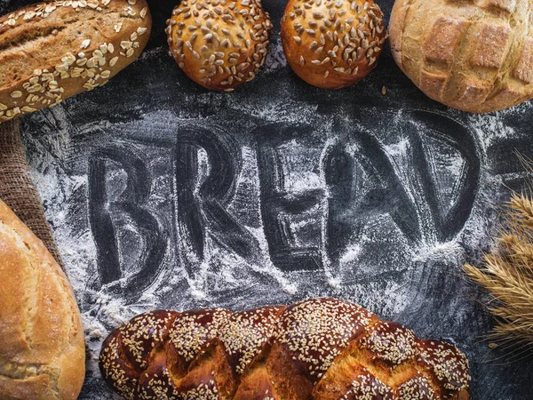 背景与新鲜的面包和题字"面包"面粉 — 图库照片