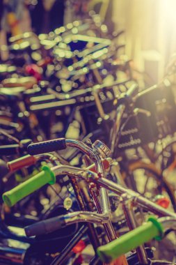 Bisiklet bir sürü Park. Sığ derinlik-in tarla. 