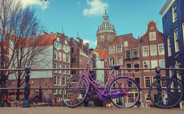 Eski Bisiklet sonraki kanal için ayakta. Geleneksel Amsterdam citysc