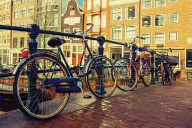 Eski Bisiklet sonraki kanal için ayakta. Geleneksel Amsterdam şehrin