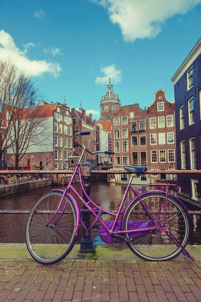 Old bicycle standing next to canal. Traditional Amsterdam citys — Stock Photo, Image