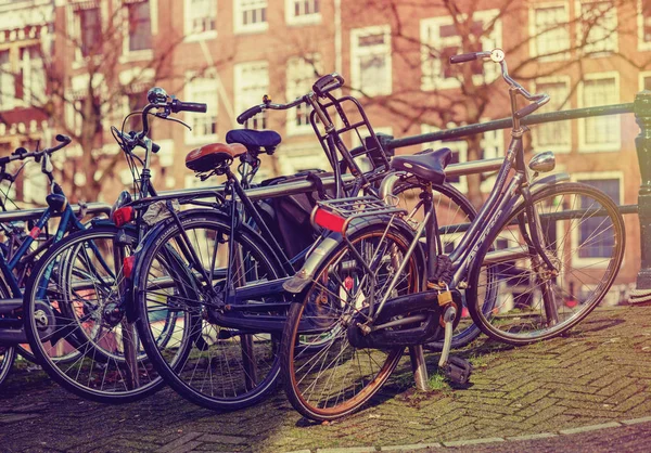 Eski Bisiklet sonraki kanal için ayakta. Geleneksel Amsterdam şehrin