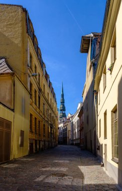 Dar Ortaçağ sokak. Old Riga sokak. 