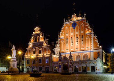 City Hall Square ile eski şehir kulesi olarak siyah nokta evi