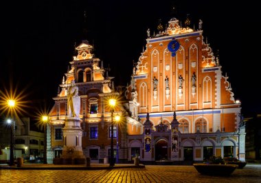 City Hall Square ile eski şehir kulesi olarak siyah nokta evi
