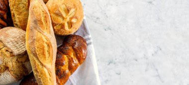 Üstten Görünüm taze ekmek ile kompozisyon.