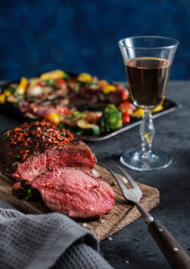 Sebze ile ahşap tahta üzerinde ızgara dana biftek dilimlenmiş