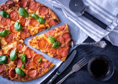 Siyah arka plan üzerine ev yapımı biberli Pizza. Üstten Görünüm.