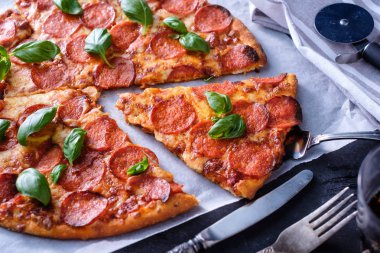 Siyah arka plan üzerine ev yapımı biberli Pizza. Üstten Görünüm.