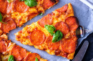 Siyah arka plan üzerine ev yapımı biberli Pizza. Üstten Görünüm.