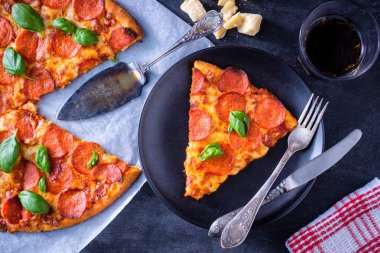 Ev yapımı biberli Pizza tabakta.