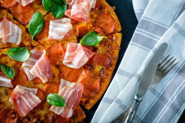 Siyah arka plan üzerinde taze pastırma ile ev yapımı biberli Pizza