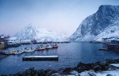 Hamnoy, kış soğuk ve karlı sabah ev, tekne ve 