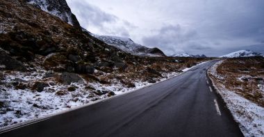 Dağlarda boş asfalt yol