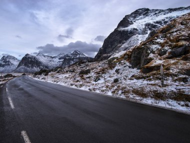 Dağlarda boş asfalt yol