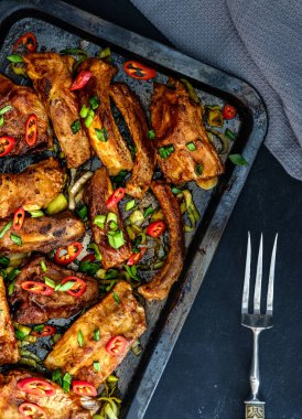 Dilimlenmiş Barbekü Domuz kaburga bir baharatlı kötek ile terbiyeli, kavrulmuş