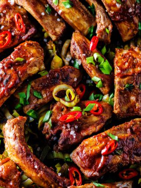 Dilimlenmiş Barbekü Domuz kaburga bir baharatlı kötek ile terbiyeli, kavrulmuş