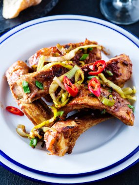 Dilimlenmiş Barbekü Domuz kaburga bir baharatlı kötek ile terbiyeli, kavrulmuş