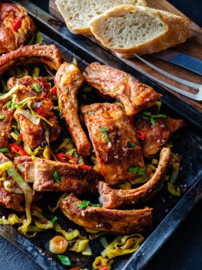 Dilimlenmiş Barbekü Domuz kaburga bir baharatlı kötek ile terbiyeli, kavrulmuş