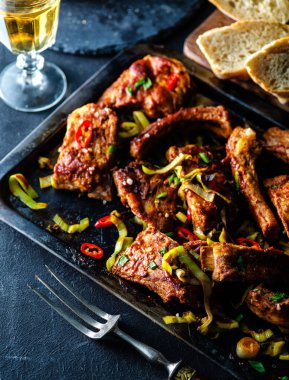 Dilimlenmiş Barbekü Domuz kaburga bir baharatlı kötek ile terbiyeli, kavrulmuş